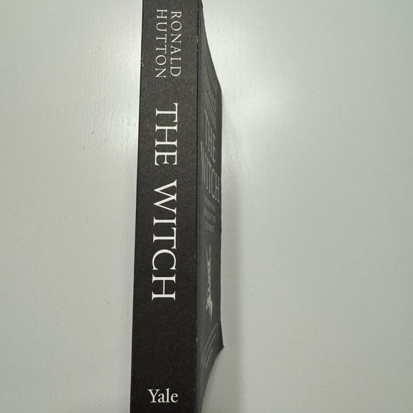 The Witch by Ronald Hutton - Paperback - Picture 2 of 3
